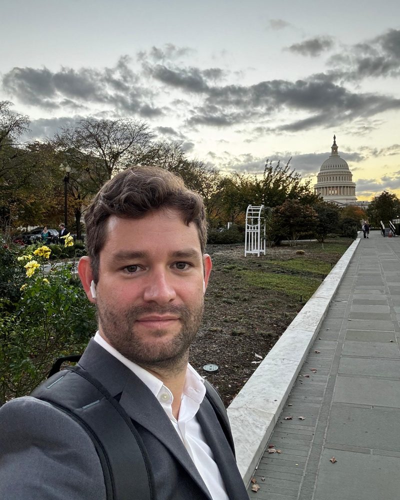 Facundo Carlomagno frente al Capitolio, en Washington D.C.